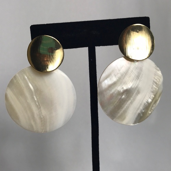🌻 3/25 🌻 Pearl Shell Earrings - Picture 1 of 4